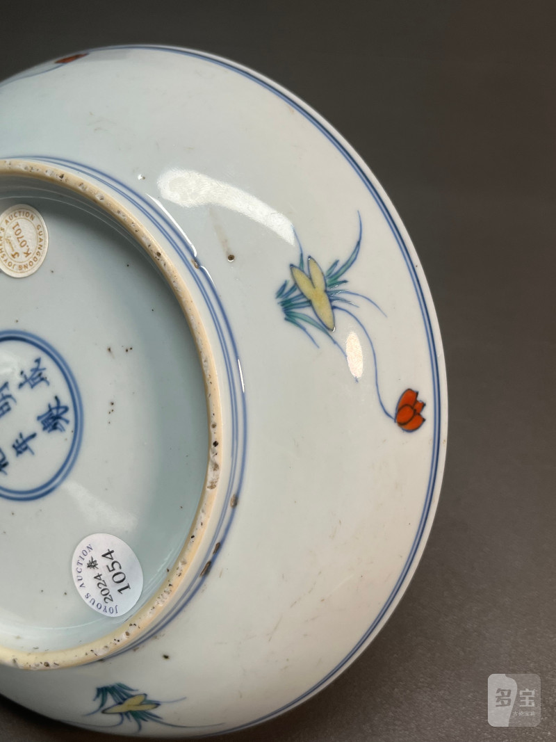 清雍正  斗彩荷塘鸳鸯“满池娇”图折沿盘（附老盒） - 图12
